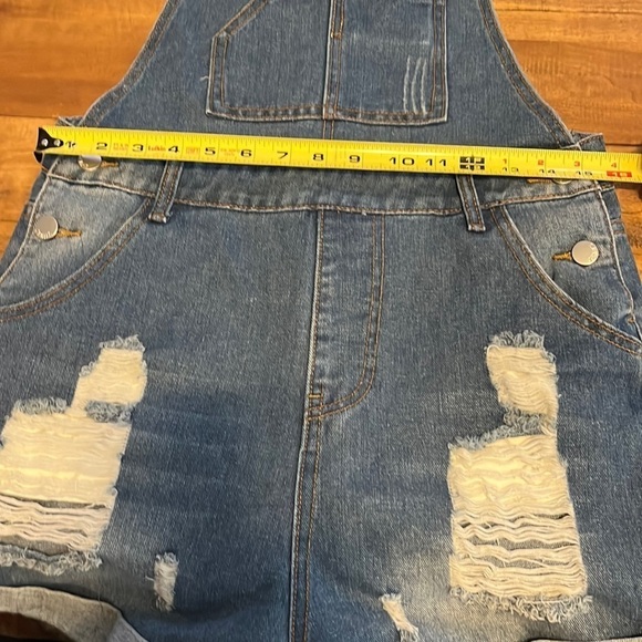 𝅺shein distressed cut off overalls, size Small in good condition - Picture 4 of 7